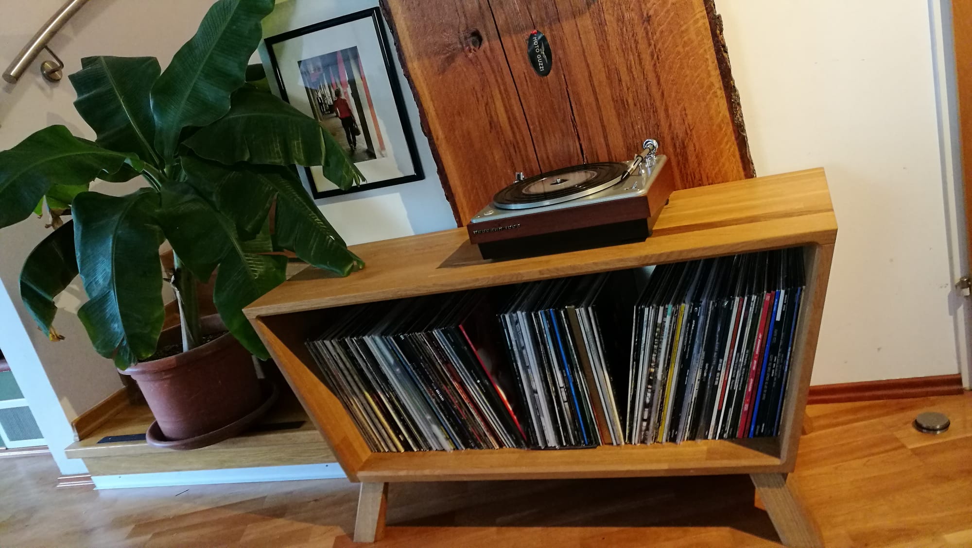 Maßgefertigtes HiFi-Möbel aus Eiche mit Plattenspieler