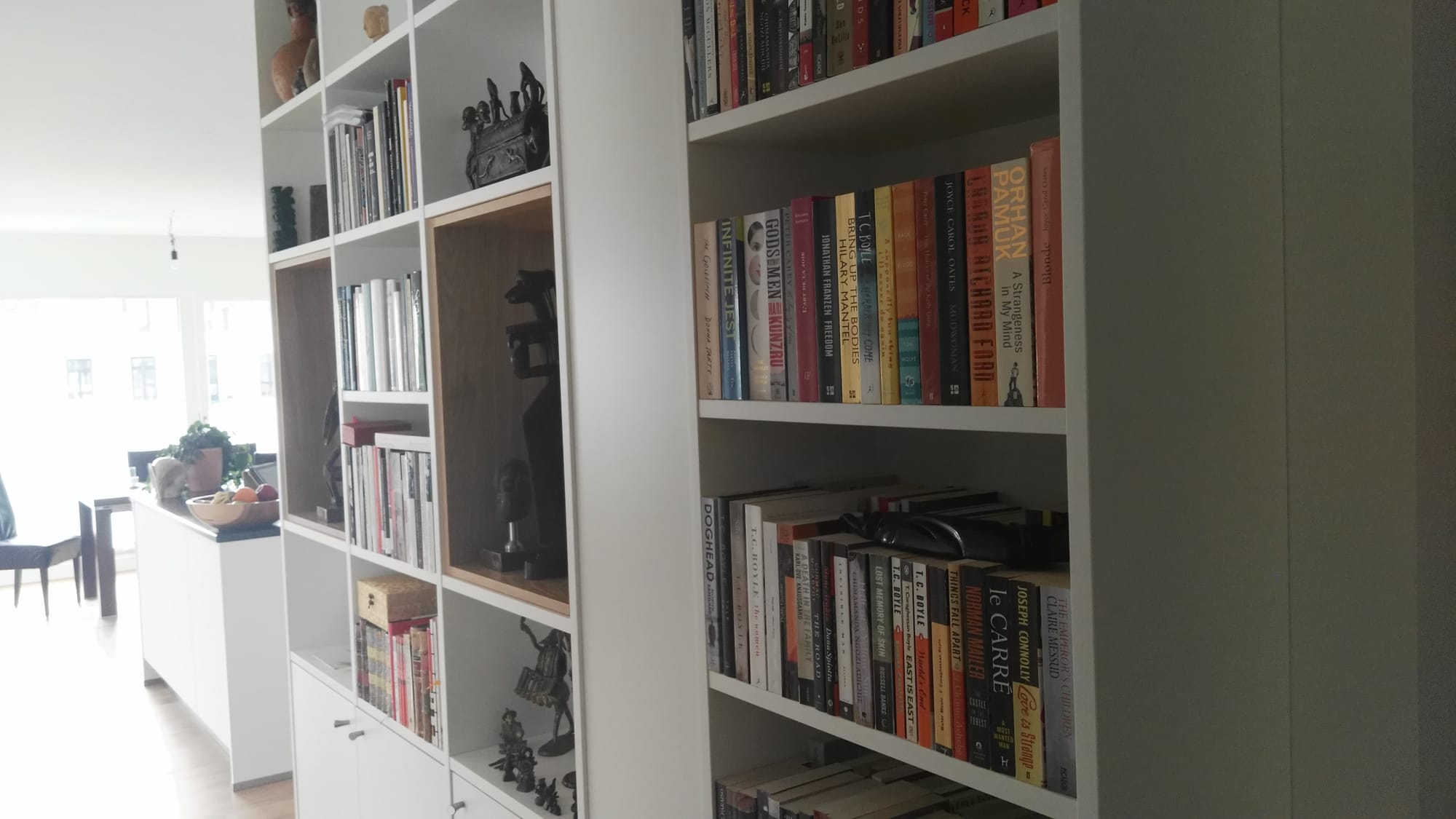 Raumhohe Bibliothek aus Holz